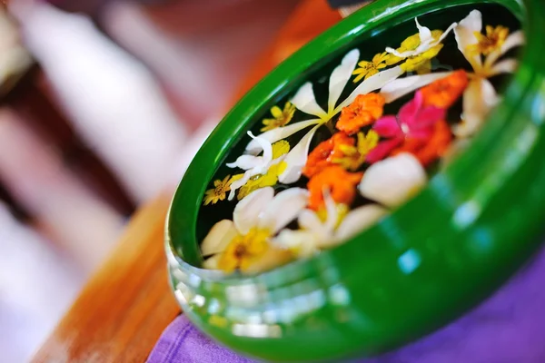 Taza de agua con hermoso fondo de flores — Foto de Stock