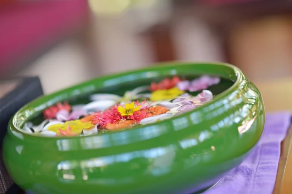 Tazza d'acqua con bellissimi fiori sfondo — Foto Stock