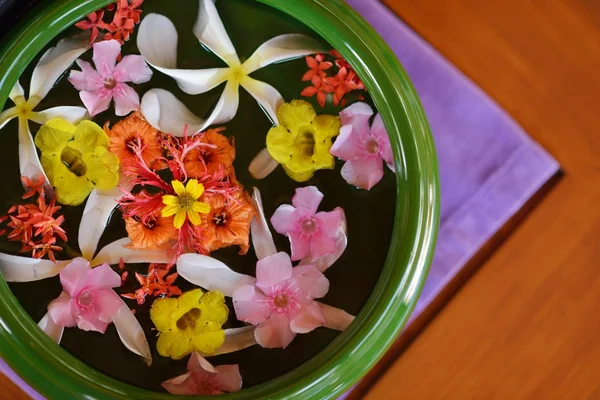 Чашка води з красивим квітковим фоном — стокове фото