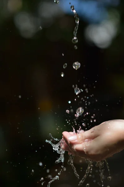 Fluxo de água na mão mulher — Fotografia de Stock