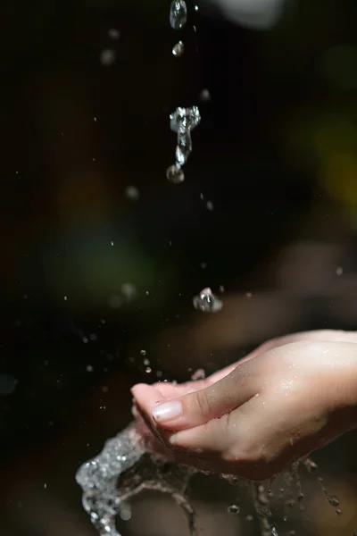 여자 손에 물 흐름 — 스톡 사진