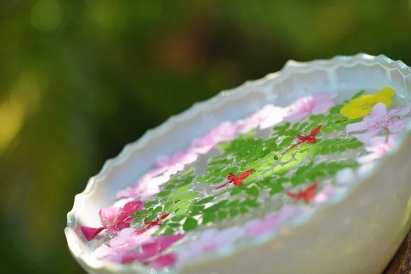 水杯子与美丽的花朵背景 — 图库照片