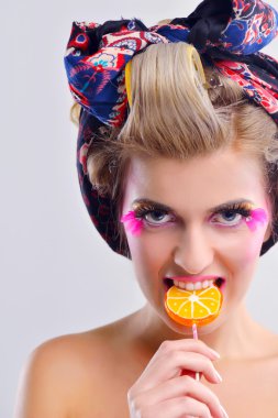 lüks makyaj ile güzel bir kadın