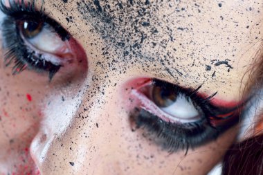 lüks makyaj ile güzel bir kadın