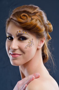 lüks makyaj ile güzel bir kadın