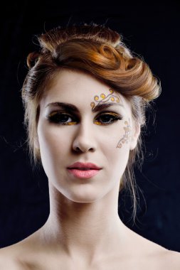 lüks makyaj ile güzel bir kadın