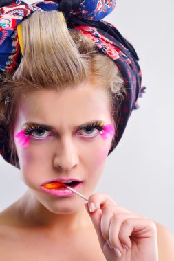 lüks makyaj ile güzel bir kadın