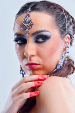 lüks makyaj ile güzel bir kadın
