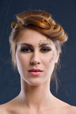 lüks makyaj ile güzel bir kadın