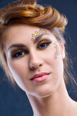 lüks makyaj ile güzel bir kadın