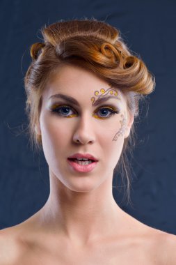 lüks makyaj ile güzel bir kadın