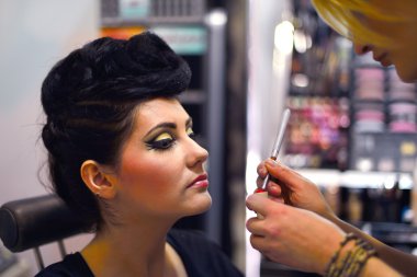 lüks makyaj ile güzel bir kadın