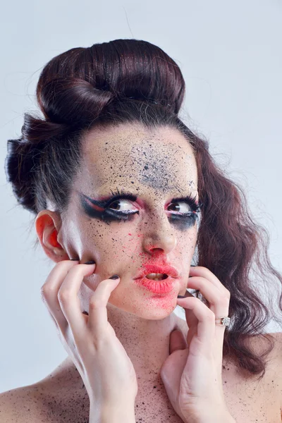 Hermosa mujer con maquillaje de lujo — Foto de Stock