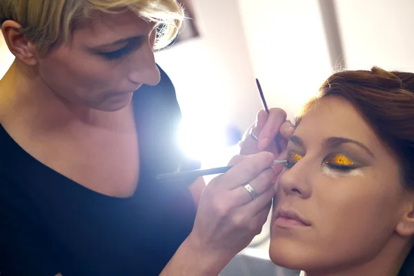 Hermosa mujer con maquillaje de lujo — Foto de Stock