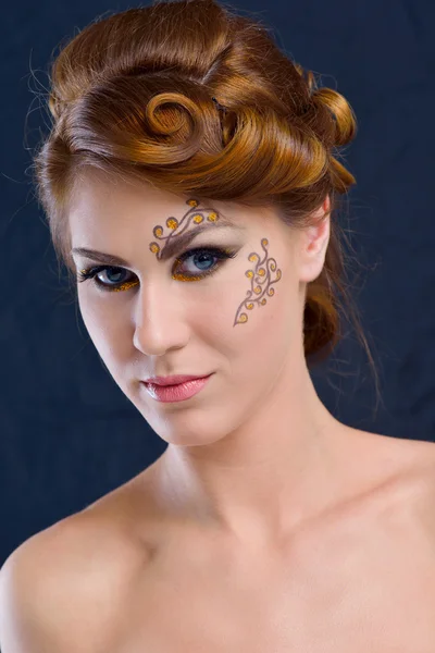 Hermosa mujer con maquillaje de lujo — Foto de Stock
