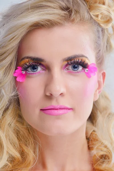 Mooie vrouw met luxe make-up — Stockfoto