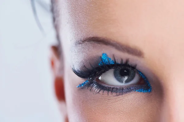 Hermosa mujer con maquillaje de lujo — Foto de Stock