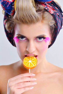 lüks makyaj ile güzel bir kadın