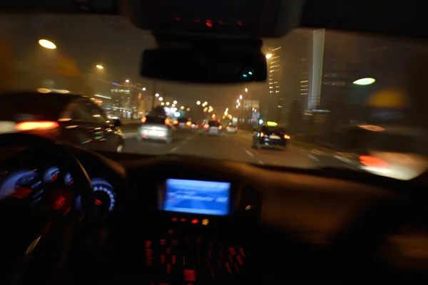 Condução de carro noite — Fotografia de Stock