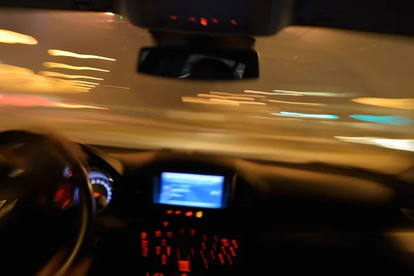 Condução de carro noite — Fotografia de Stock