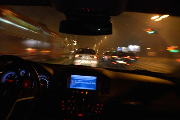 Condução de carro noite — Fotografia de Stock