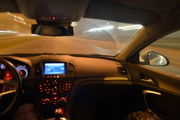 в салоні авто вночі