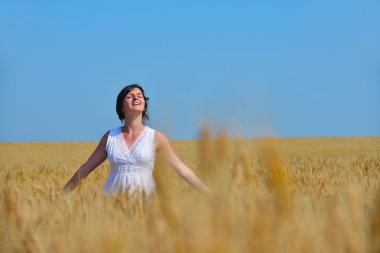 Yazın Buğday Tarlasında Genç Bir Kadın