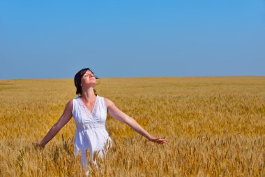 Yazın Buğday Tarlasında Genç Bir Kadın