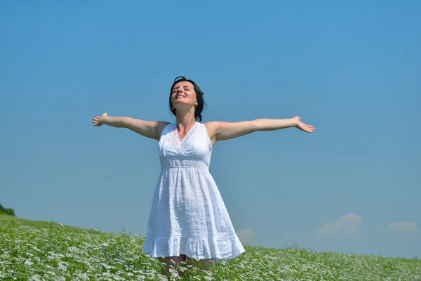 Jovem mulher feliz no campo verde — Fotografia de Stock