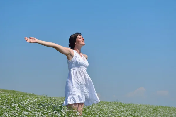 Giovane donna con braccia aperte al cielo — Foto Stock