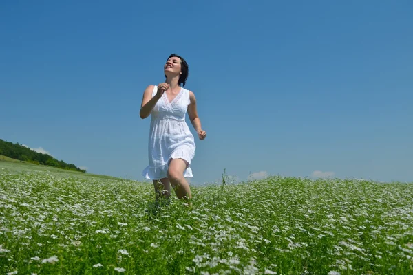 Jovem mulher feliz no campo verde — Fotografia de Stock