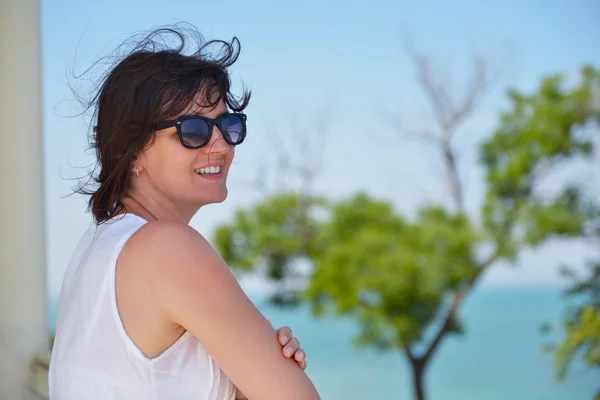 Mulher feliz ao ar livre — Fotografia de Stock