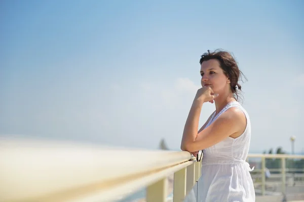 Glückliche Frau im Freien — Stockfoto