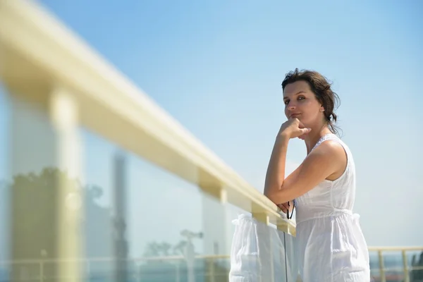 Glückliche Frau im Freien — Stockfoto