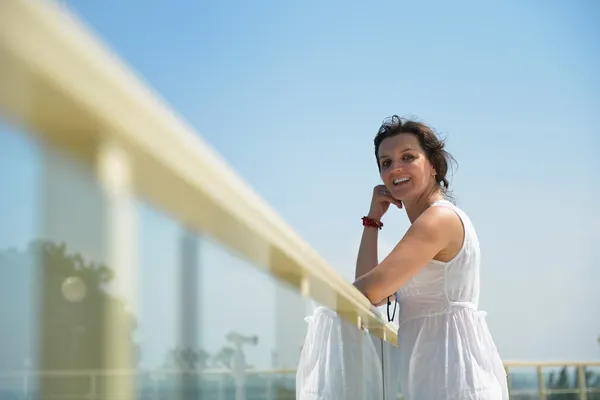 Gelukkige vrouw buiten — Stockfoto