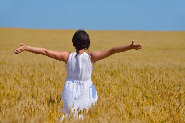 Young woman in wheat field at summer — Stock Photo, Image