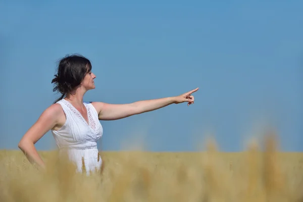 Young woman in wheat field at summer — Stock Photo, Image