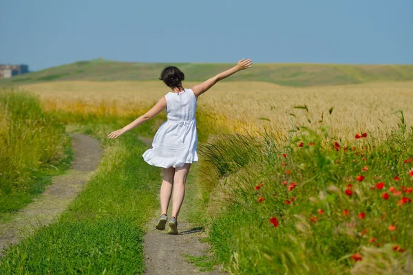 夏の麦畑の若い女 — ストック写真