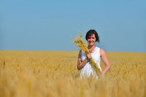 Mujer joven en el campo de trigo en verano —  Fotos de Stock