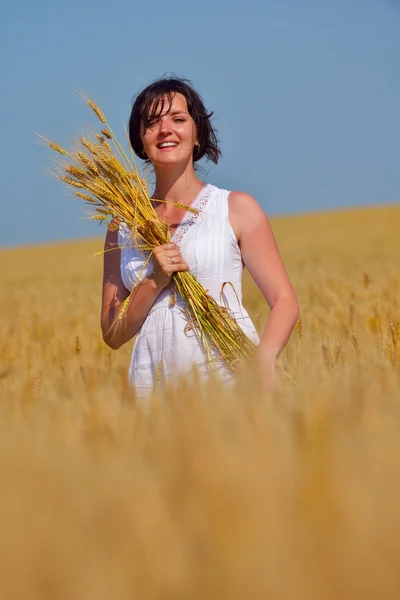 Junge Frau im Weizenfeld im Sommer — Stockfoto