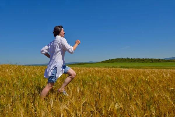 Jeune femme dans le champ de blé à l'été — Photo