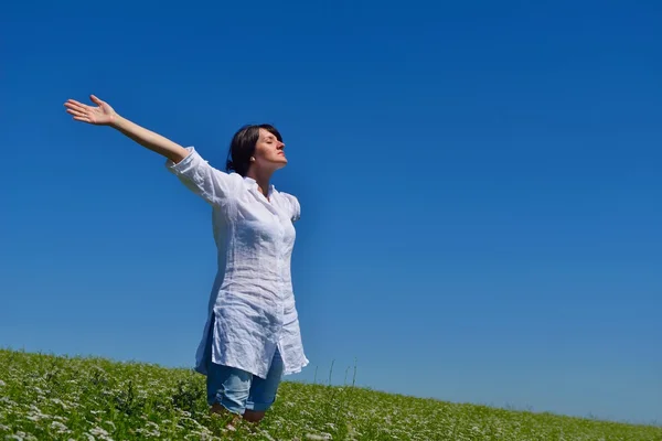 Молодая женщина с распростертыми руками к небу — стоковое фото