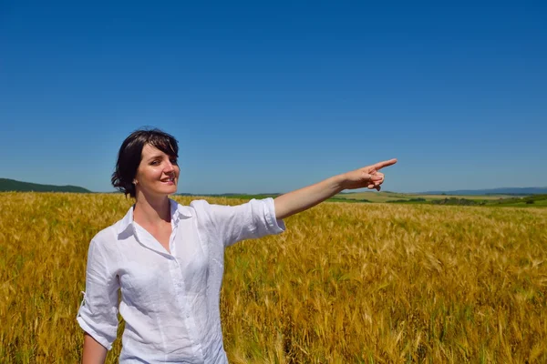 Young woman in wheat field at summer — Stock Photo, Image