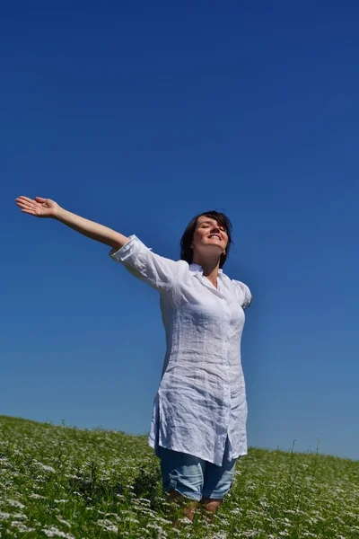 Giovane donna con braccia aperte al cielo — Foto Stock