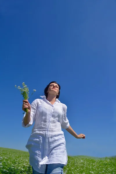 Young woman with spreading arms to sky — Stock Photo, Image