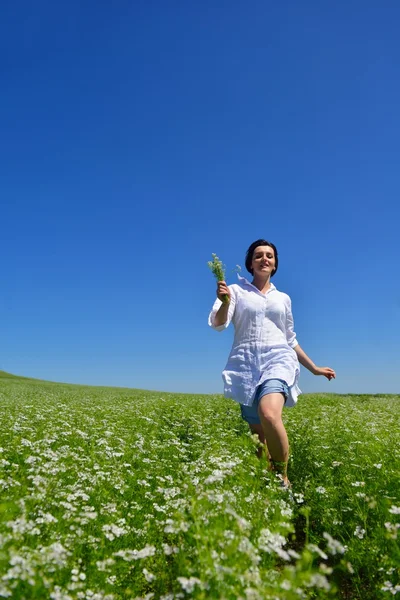 Jeune femme heureuse dans le champ vert — Photo