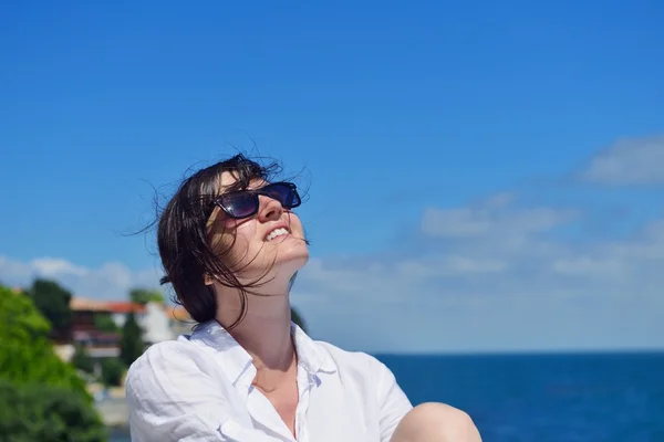 Junge Frau mit ausgebreiteten Armen in den Himmel — Stockfoto