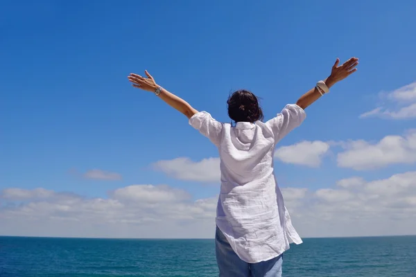 Young woman with spreading arms to sky — Stock Photo, Image