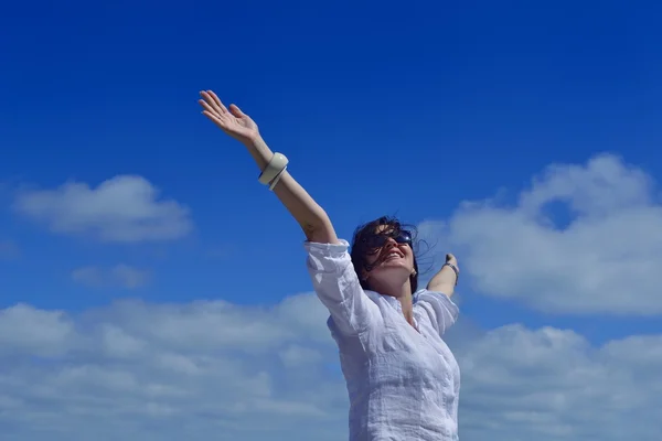 Giovane donna con braccia aperte al cielo — Foto Stock