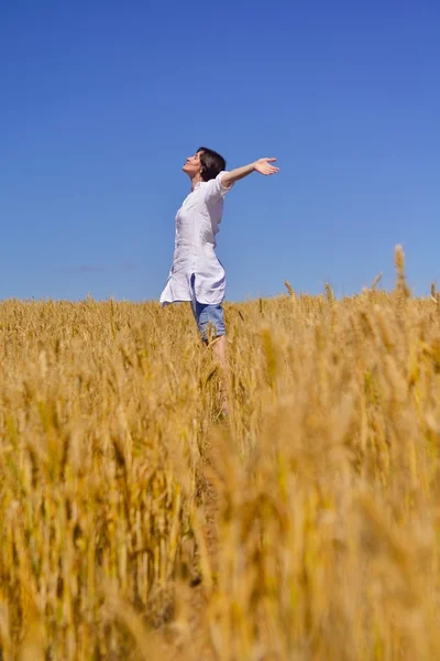 Silah gökyüzü yayılmasını ile genç bir kadın — Stok fotoğraf